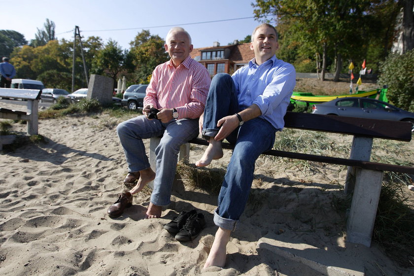 Leszek Miller i Grzegorz Napieralski na plaży w Orłowie