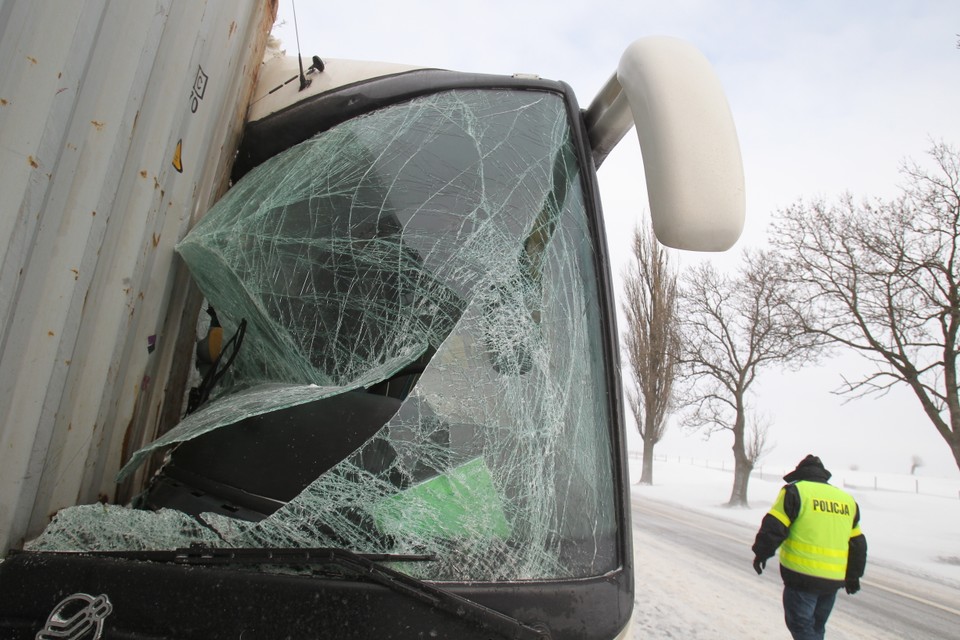 WIŚNIEWO WYPADEK AUTOBUS CIĘŻARÓWKA ZDERZENIE