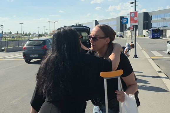 ODMAH SE ZALETELA KA NJOJ Dragana Mirković srela Gogu Sekulić sa štakama na aerodromu, pa se šokirala: Krenula u Beč, a na licu ogromne naočare (VIDEO)