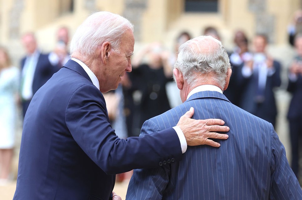 Joe Biden megfogta Károly király hátát és nincs ezzel semmi baj