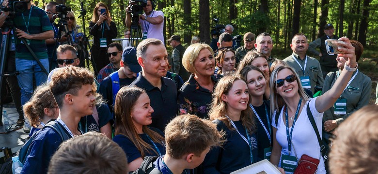 Taki widok to rzadkość. Agata Duda wybrała nietypową stylizację [FOTO]