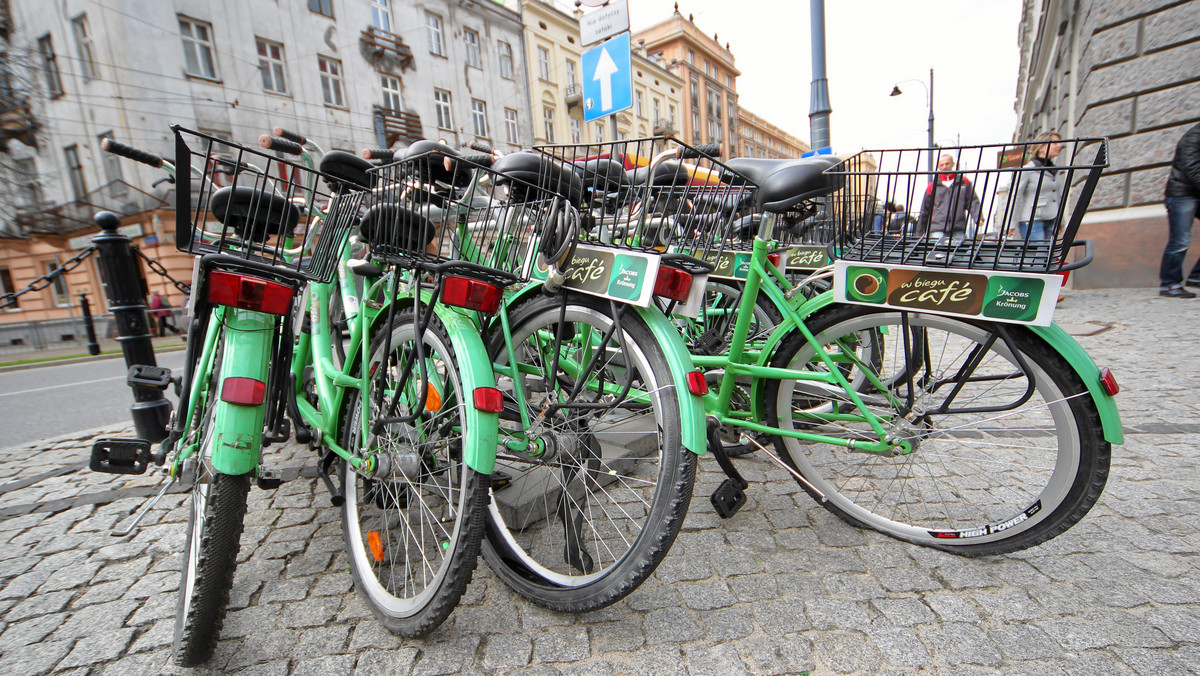 Pierwszy pokazowy terminal miejskiej wypożyczalni rowerów w Opolu jest montowany przy placu Wolności. Wypożyczalnia pełną parą ruszy 1 czerwca. Pierwsze 20 minut jazdy będzie bezpłatne, wcześniej jednak należy się zarejestrować na specjalnym portalu internetowym - podaje Radio Opole.