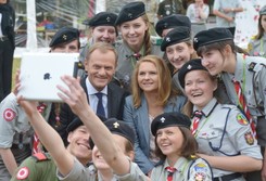 Selfie z harcerzami, spacer z córką gen. Andersa, kombatanci. Tusk na Monte Cassino