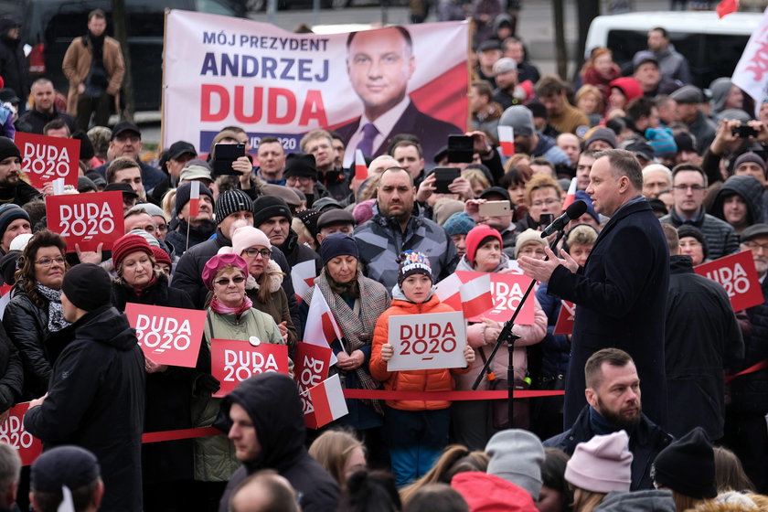 Sympatycy PiS ćwiczyli przed przybyciem prezydenta skandowanie haseł na tyle skutecznie, że usłyszeli pochwałę od prowadzącej