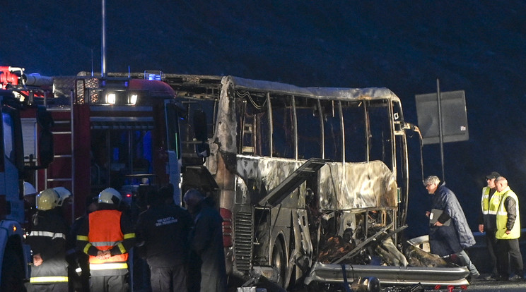 Rendőrök és tűzoltók a Szófiát Blagoevgraddal összekötő Sztruma autópályán történt buszbaleset helyszínén / Fotó: MTI/EPA/Vaszil Donev