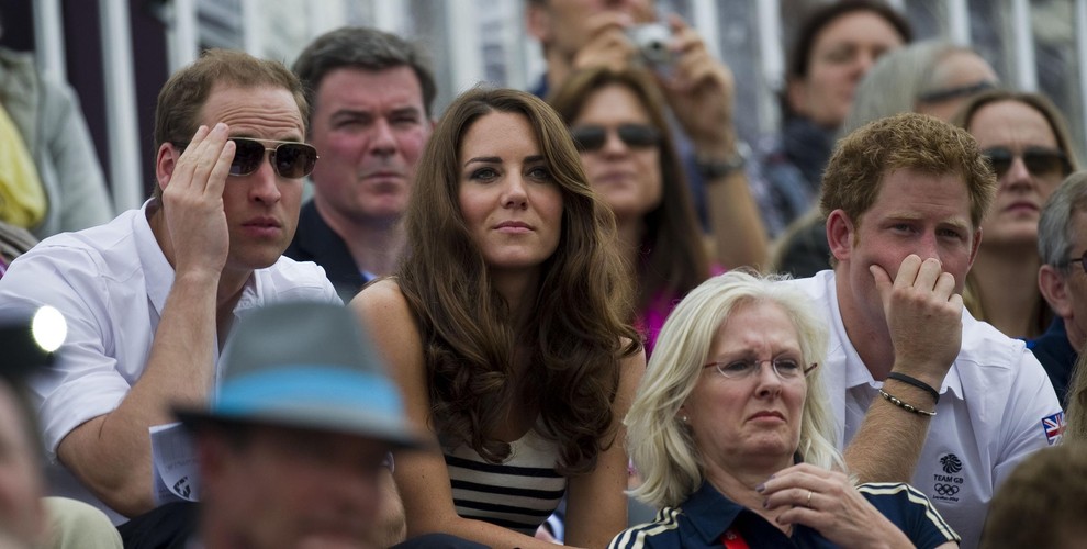 Kate Middleton, książę William oraz książę Harry dopingują księżniczkę Zarę podczas olimpiady w Londynie. Zara Phillips startowała we wszechstronnym konkursie konia wierzchowego.