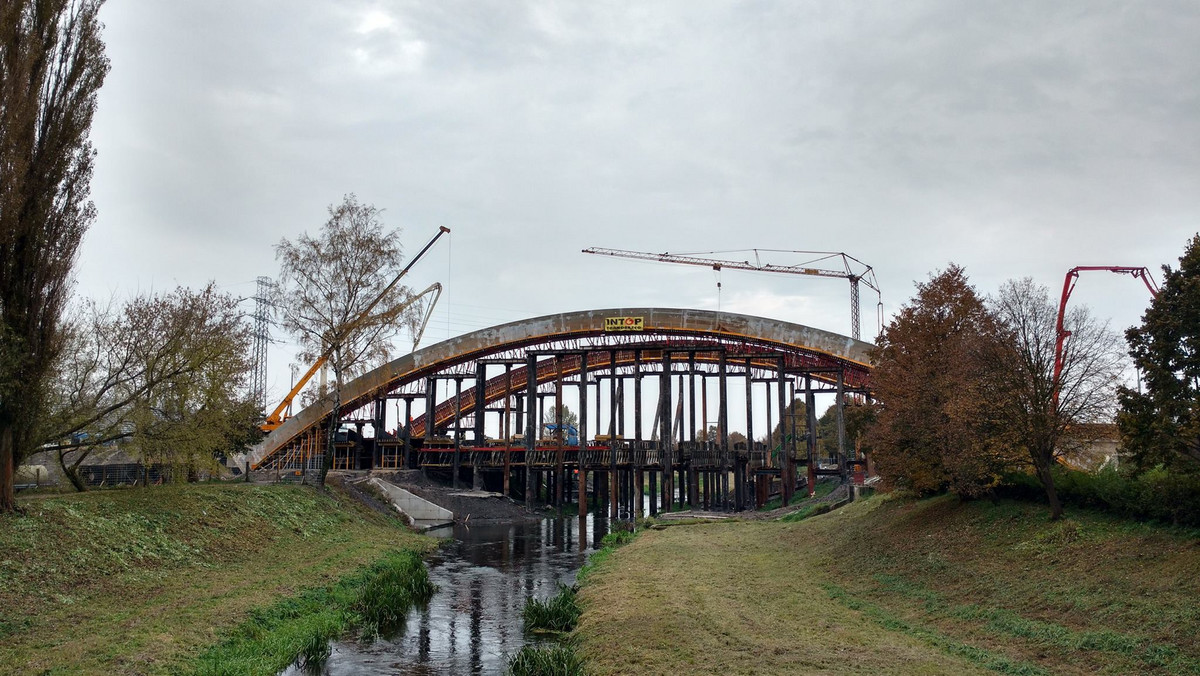 Nowy most na Bystrzycy, przynajmniej na razie, nie będzie nosił nazwy im. Rotmistrza Witolda Pileckiego. Radni PO i Wspólnego Lublina chcą wysłuchać opinii mieszkańców w tej sprawie. Radni PiS uważają, że to sprawa polityczna. W zanadrzu są też inne nazwy, m.in. most 700-lecia Lublina czy Lubelskiego Rocka.