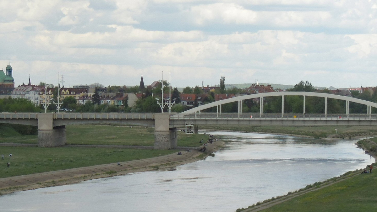 Strażacy otrzymali zgłoszenie o wycieku nieznanej substancji do rzeki Cybina (dopływanie Warty) w rejonie Mostu św. Rocha w Poznaniu. Plamę zabezpiecza specjalistyczna jednostka chemiczna.