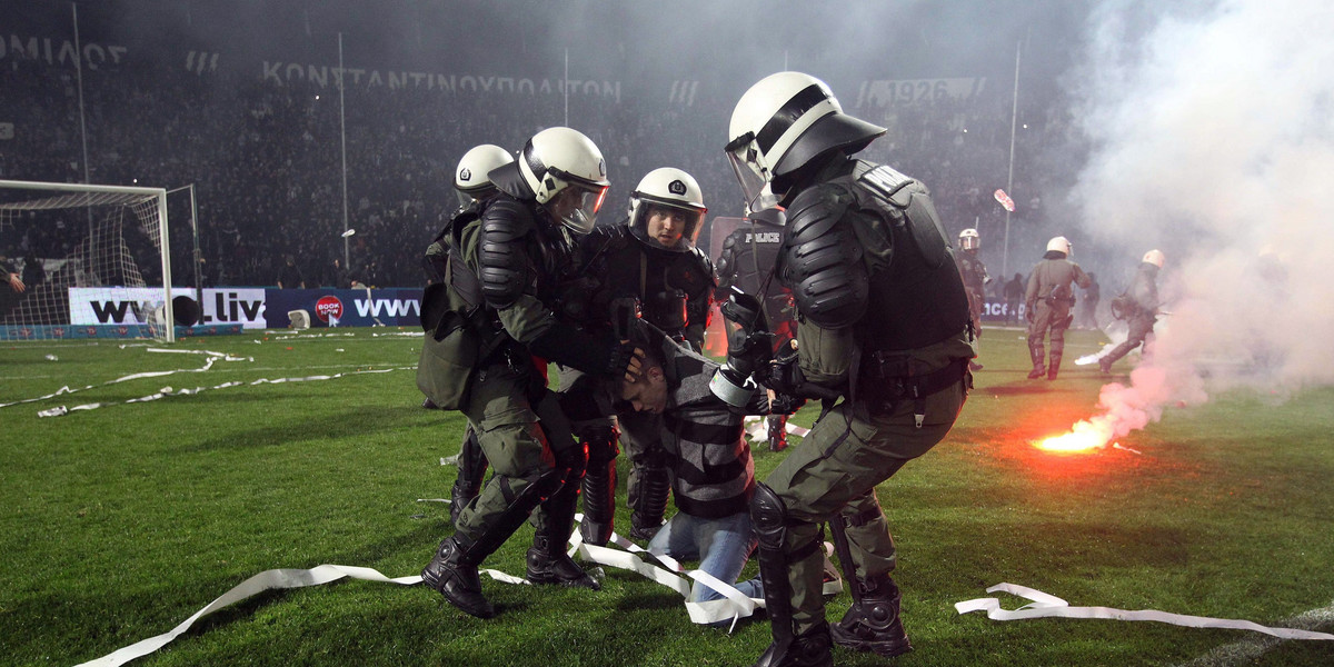 Wojna kibiców z policją doprowadzi do upadku greckiej piłki?