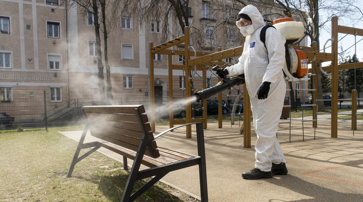 A győri Malomliget játszóteret fertőtlenítik a koronavírus-járvány elleni védekezés részeként 2021. március 24-én / MTI/Krizsán Csaba