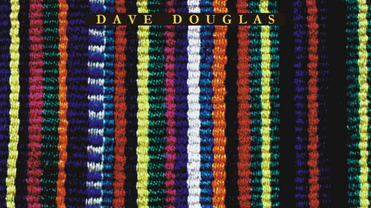 "Convergence" to druga płyta smyczkowego zespołu Dave’a Douglasa, nagrana, podobnie jak pierwsza, dla włoskiej firmy Soul Note. Sylwetki tego, wciąż jeszcze niezbyt znanego w Polsce, muzyka czytelnikom "Hi-fi i Muzyka" przybliżać nie potrzeba. Jego płyty są regularnie recenzowane na łamach periodyku, coraz częściej też pojawiają się na półkach sklepów muzycznych, macie więc Państwo niezły wgląd w tę arcyciekawie rozwijającą się karierę artystyczną.