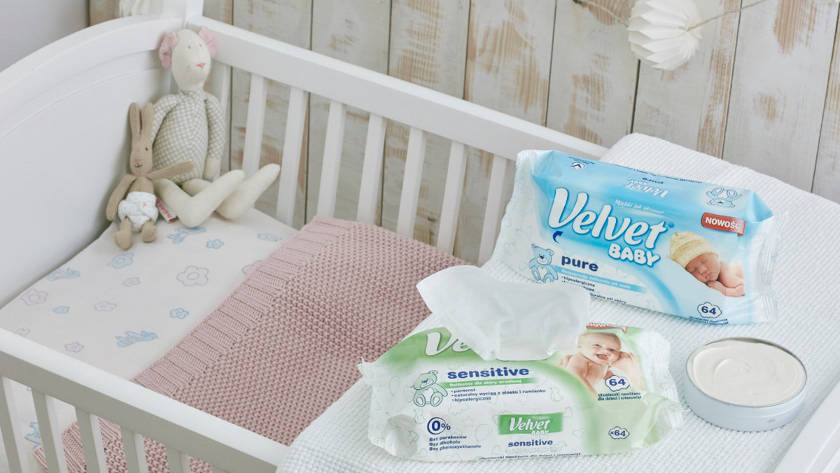 Velvet Baby to wyjątkowo miękkie i grube, hipoalergiczne chusteczki stworzone z myślą o wrażliwej skórze maluszków. Nasze Ekspertki przetestowały chusteczki nawilżane Velvet Baby Pure oraz Velvet Baby Sensitive.