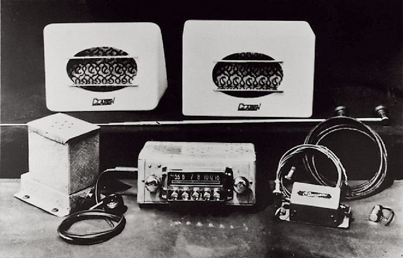 Tymczasem w Japonii..... Tak wyglądało pierwsze w Japonii radio samochodowe z kompletem głośników: stworzone przez Clariona w 1948 roku