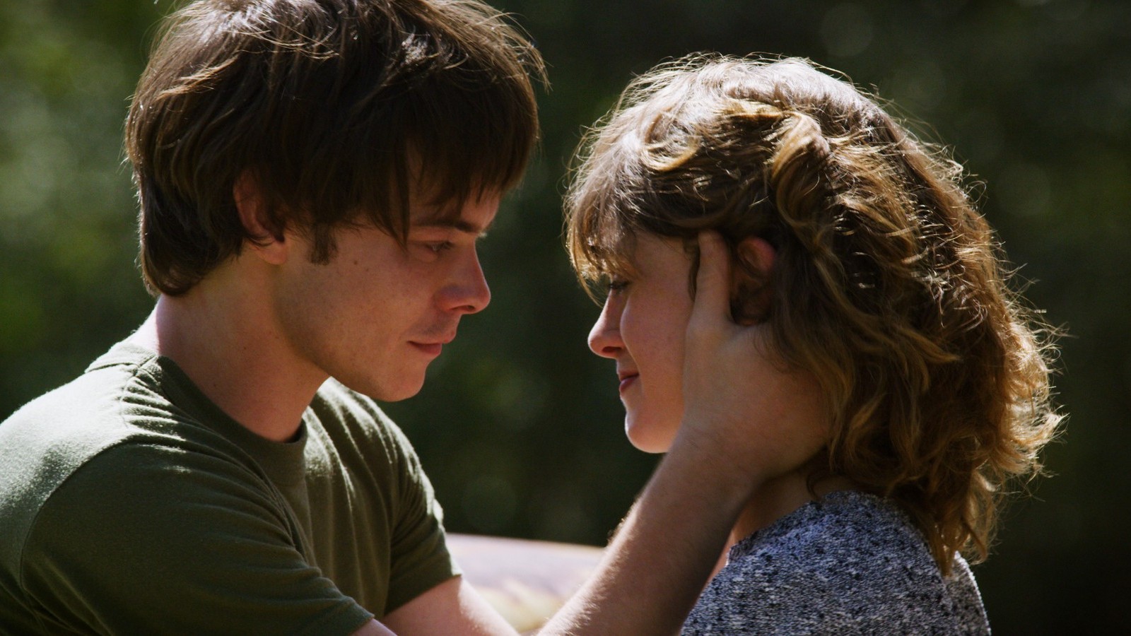 Seriál Stanger Things, na snímke Natalia Dyer a Charlie Heaton