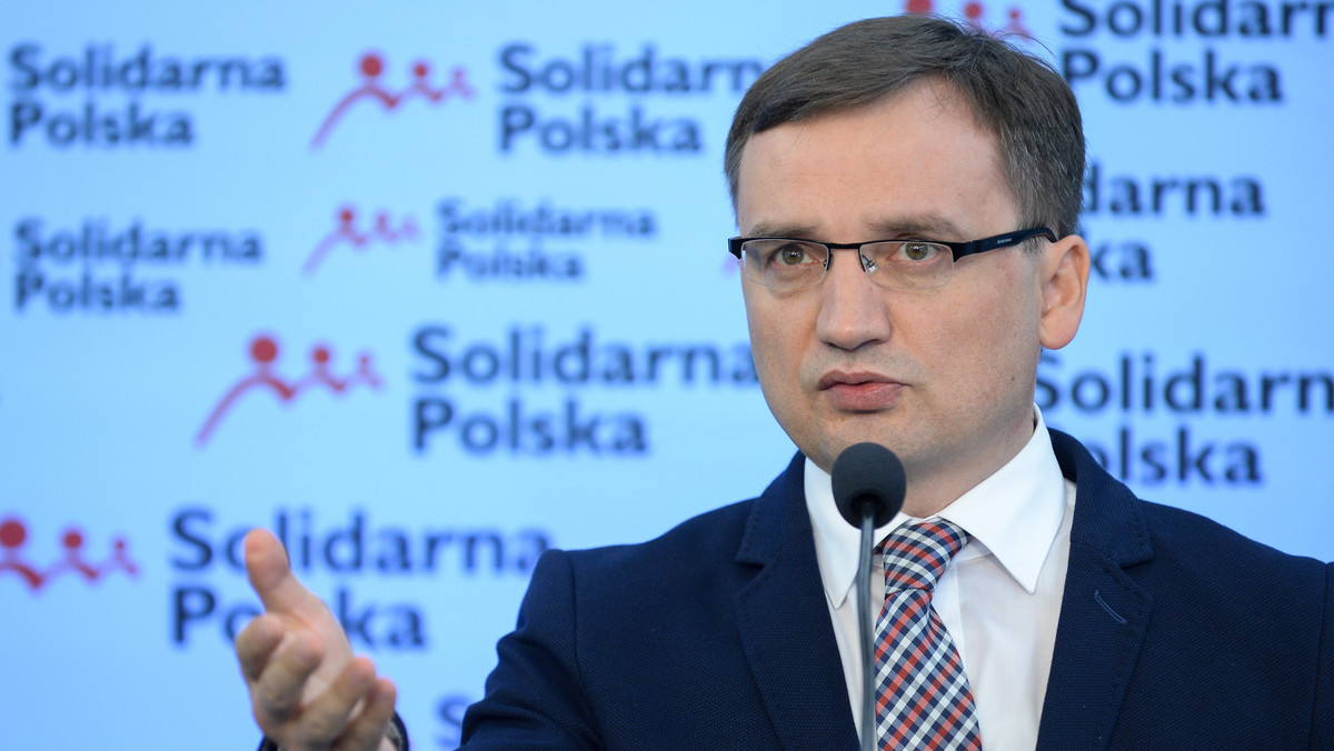 Solidarna Polska sprzeciwiła się temu, aby rząd zgodził się na obligatoryjne kwoty przydziału uchodźców oraz na zwiększenie liczby osób, które mogłyby przyjechać do Polski. Polskie służby nie są w stanie wykryć potencjalnych terrorystów - przestrzegł lider SP Zbigniew Ziobro.