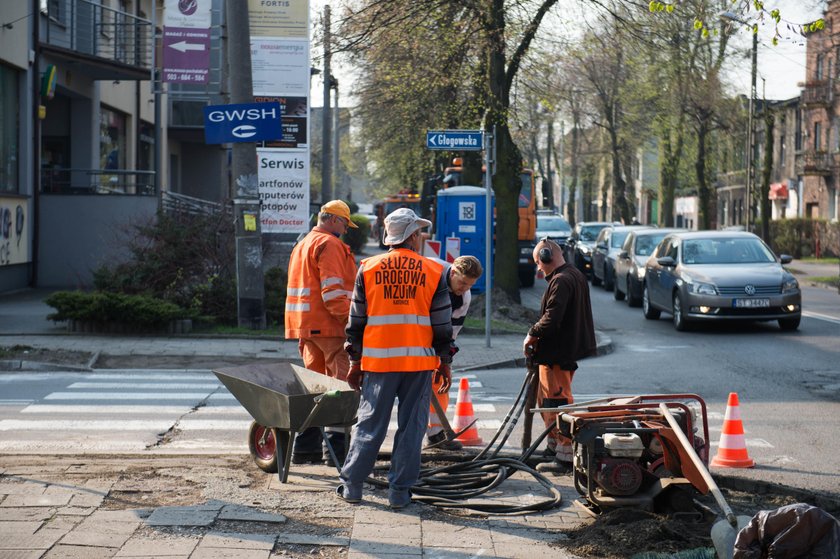 Drogowcy, naprawiają chodniki