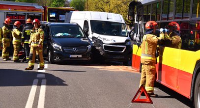 Groźny wypadek w Warszawie. Karawan zderzył się z autem dostawczym