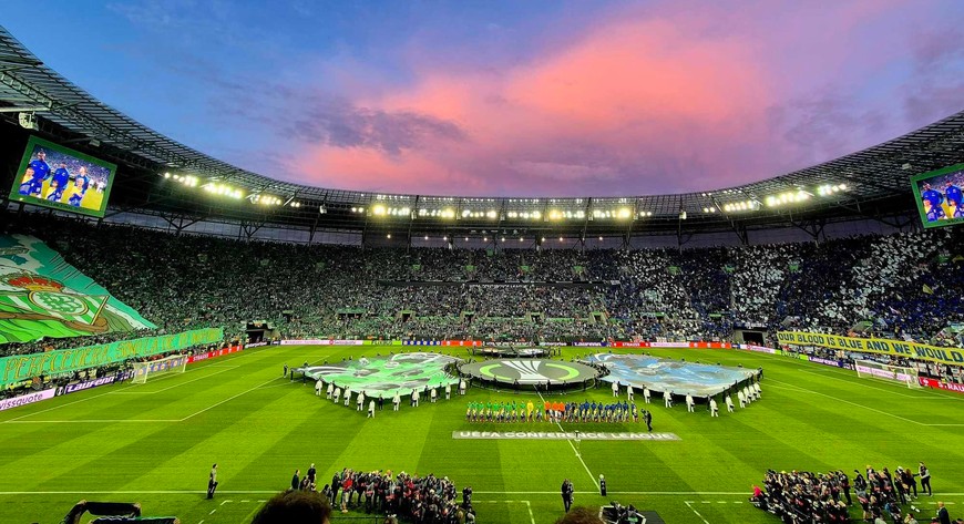 Tak się prezentowała Tarczyński Arena przy okazji zeszłorocznego finału piłkarskiej Ligi Konferencji pomiędzy Chelsea Londyn a Realem Betis Sewilla. 