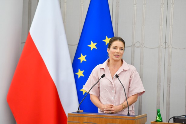 Anna Dereszowska podczas debaty "MówMY o zdrowiu psychicznym młodych ludzi" w Senacie RP z udziałem gwiazd