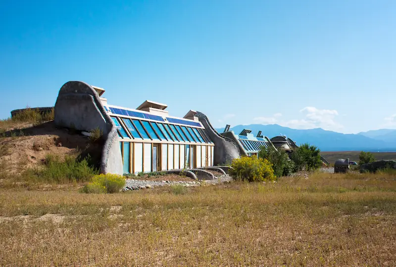 Jeden z earthshipów zbudowanych przez Michaela Reynoldsa w Nowym Meksyku