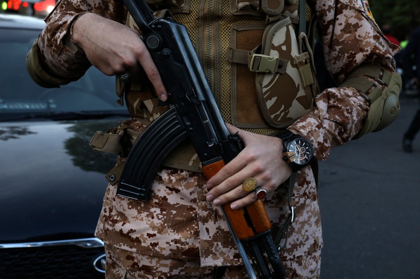 Pripadnik Iranske revolucionarne garde tokom anti-izraelskog skupa u Teheranu 15. aprila