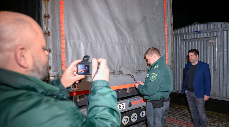 A NAV szakemberei plombát raknak egy Ukrajna felől érkezett tranzitkamionra, miután mintát vettek a Nébih munkatársai / Fotó: MTI/Czeglédi Zsolt