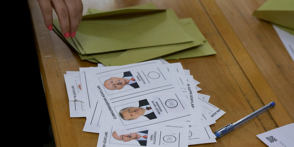 Druga tura wyborów w Turcji. Kto wygrywa po wstępnym przeliczeniu głosów?