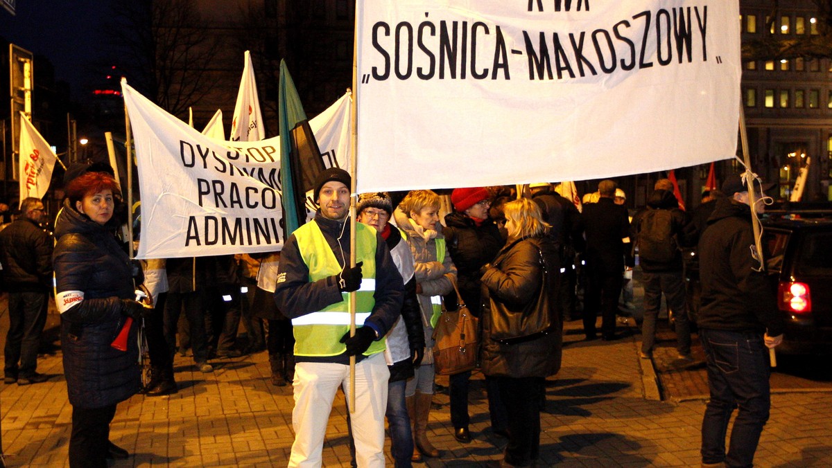 W sytuacji podpisania porozumienia między rządem a górnikami i prowadzenia dialogu niezrozumiałe jest apelowanie o zawetowanie ustawy węglowej, gdy parlament wciąż nad nią pracuje - oświadczył prezydencki minister Olgierd Dziekoński w piśmie do Andrzeja Dudy (PiS).