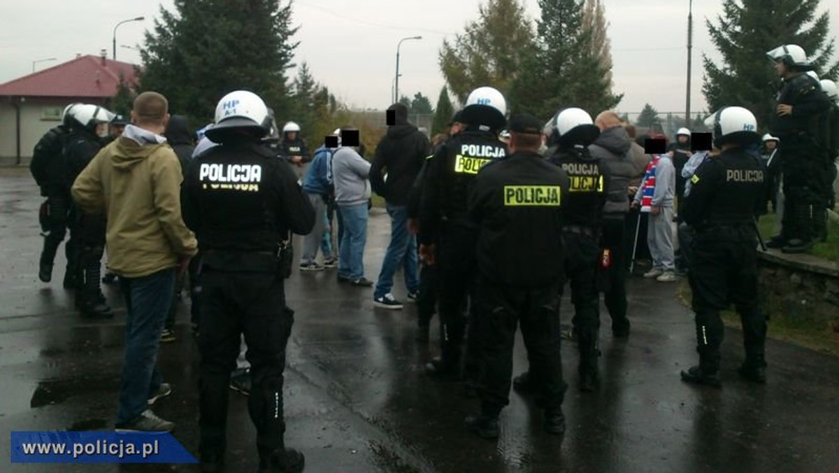 Ponad 60 mandatów, jeden wniosek skierowany do sądu, to efekt reakcji policjantów na zakłócenie porządku publicznego oraz spożywanie alkoholu w czasie wczorajszego meczu w Ostrołęce. Wśród zatrzymanych osób było pięciu nieletnich. Zostali oni przekazani pod opiekę rodziców.