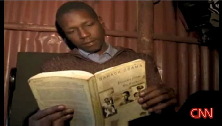 Džordž Obama s knjigom koju je napisao njegov polubrat Barak