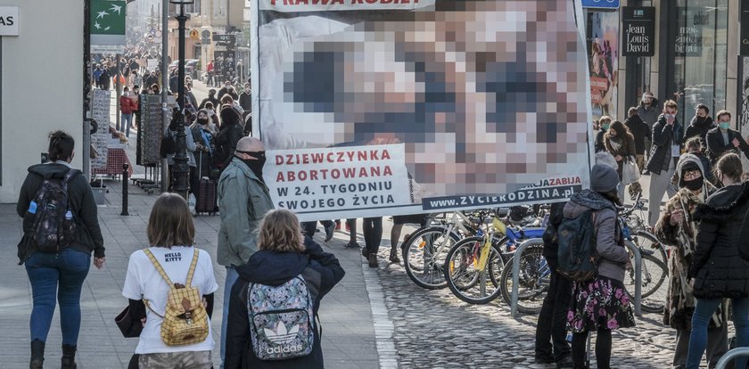 Drastyczne zdjęcia płodów w centrum Poznania. "Ciesz się, że cię rodzice nie wyskrobali!"