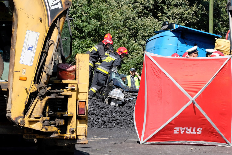 Ciężarówka Z Węglem Przygniotła Auto Osobowe; Zginęła 57-Letnia Kobieta. Zdjęcia - Dziennik.pl