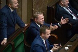 "Żyleta" w Sejmie. Hołownia i Tusk kontra Ozdoba i Matecki
