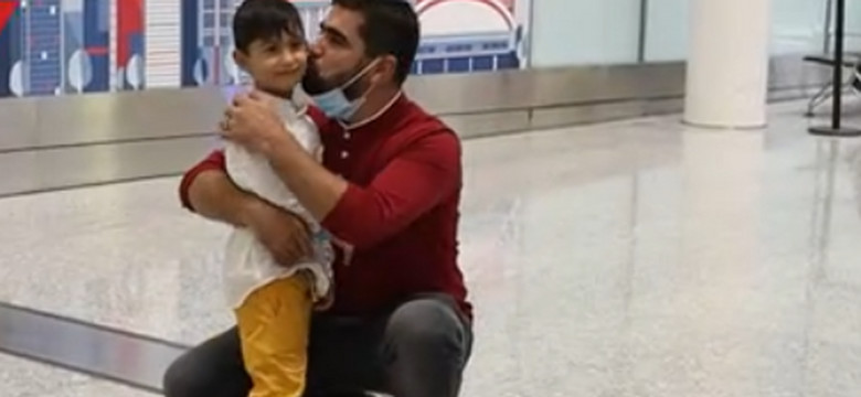 3-letni Afgańczyk wreszcie spotkał się z tatą. Przez dwa tygodnie był sam