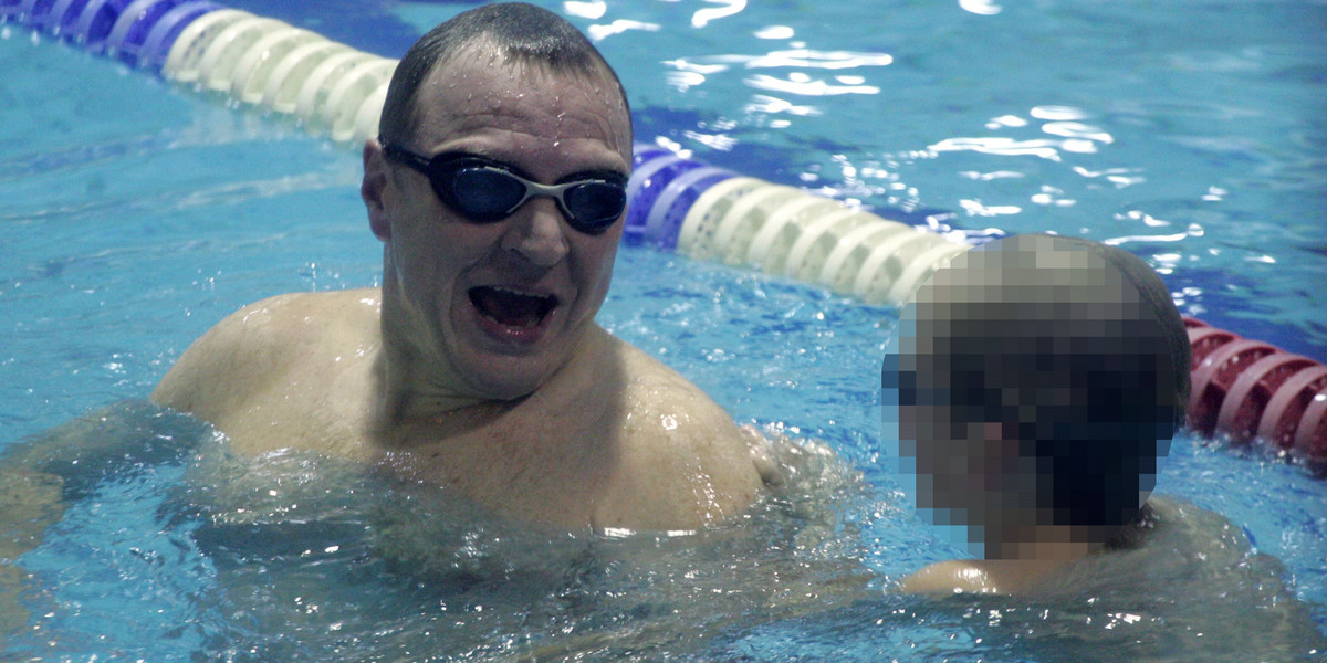 Jacek Kurski na basenie