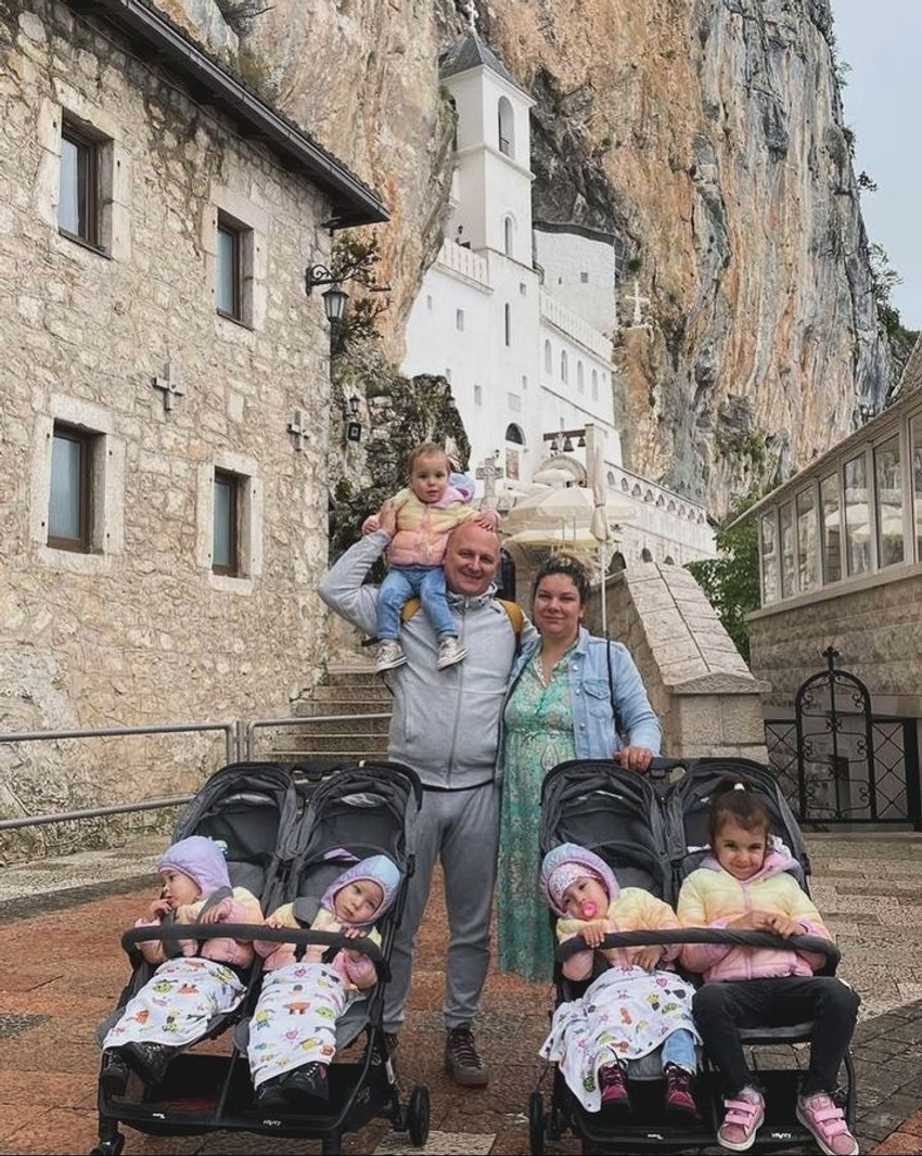 Porodica Gaćeša pod Ostrogom, Marija je na "Instragramu objavila ovu fotografiju i napisala : "U tišini sa jednom iskrenom željom"