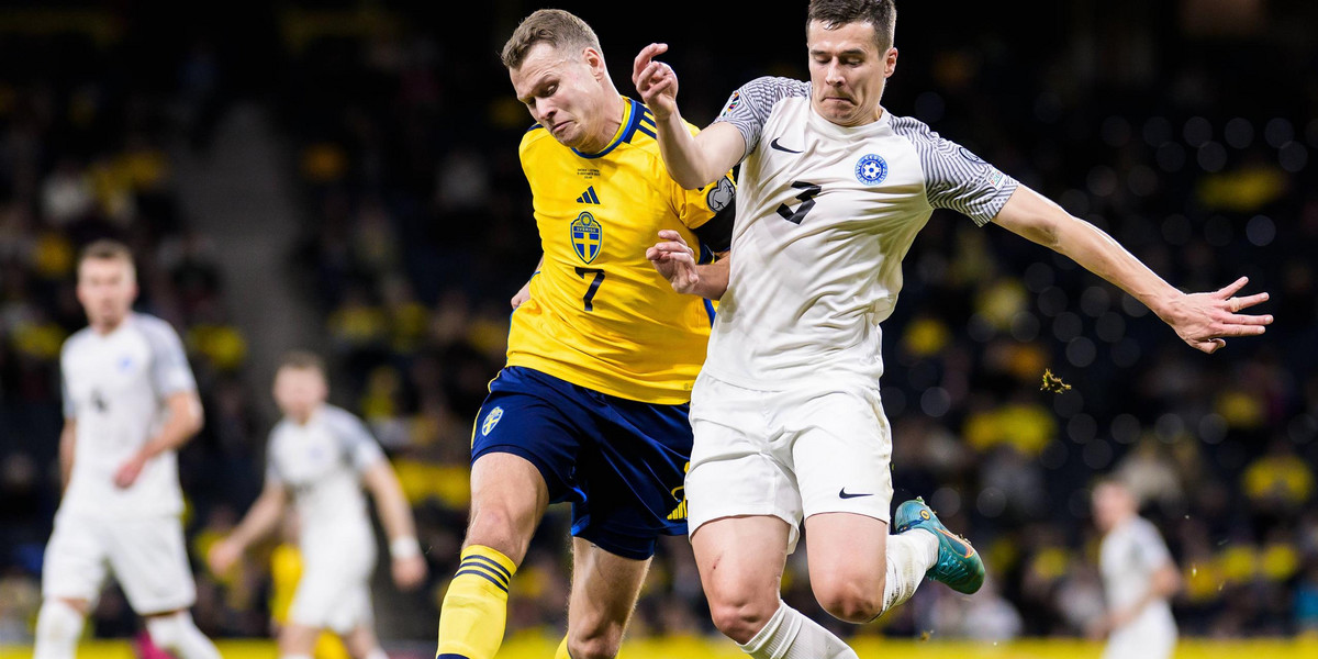 Estończyk Artur Pikk w meczu reprezentacji ze Szwecją.