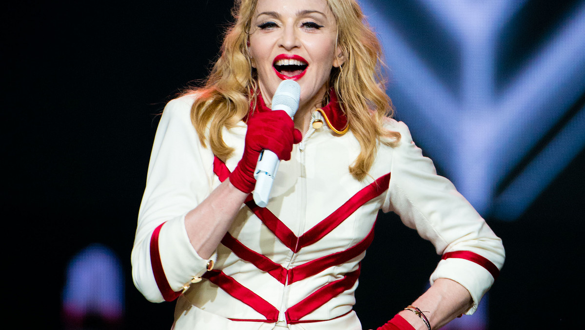 Madonna dobrze wie co zrobić, by zainteresować sobą innych. Regularnie zamieszcza na portalach społecznościowych swoje pikantne zdjęcia. Teraz też o pikantne zdjęcia chodzi, ale nie na Instagramie, czy Facebooku, ale w "Interview Magazine". Madonna odsłoniła na nich kawałek ciała.