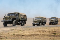 Duży konwój rosyjskich pojazdów wojskowych poruszał się w stronę Ukrainy