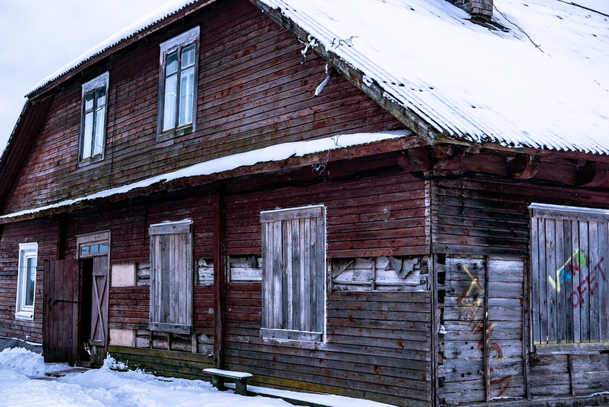 Ostatni stojący budynek w pobliżu posiadłości Piłsudskich, Zułów, Litwa, 2019