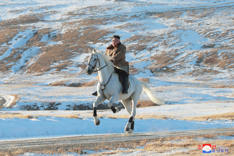 Kim Dzong Un na białym koniu