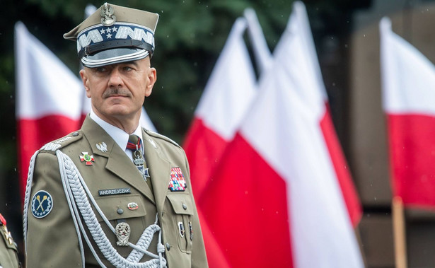 Brodnica, 29.06.2020. Szef Sztabu Generalnego Wojska Polskiego generał Rajmund T. Andrzejczak w 4. Pułku Chemicznym w Brodnicy, 29 bm. podczas uroczystości wręczenia nominacji generalskich dwóm oficerom Wojska Polskiego. (olm) PAP/Tytus Żmijewski