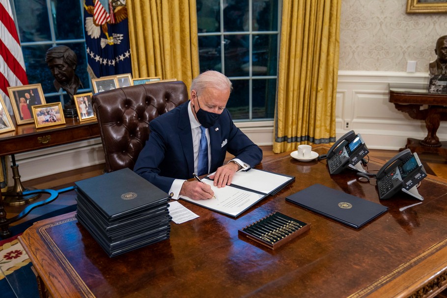 Prezydent Joe Biden podpisuje pierwsze akty prawne