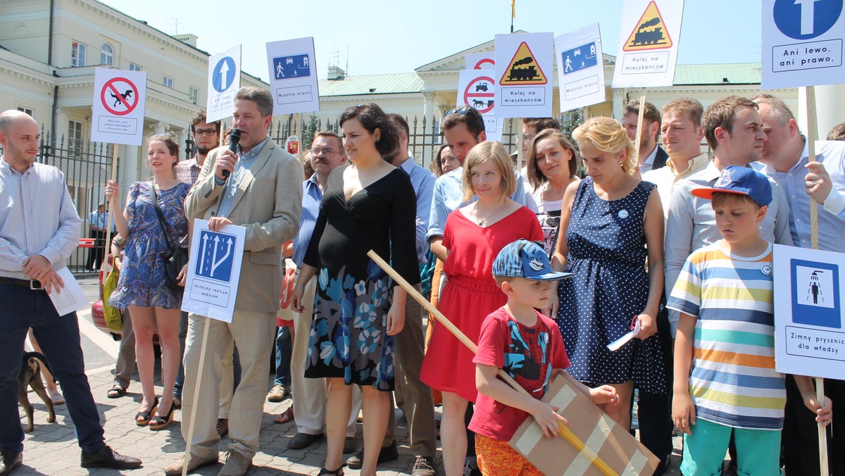 - Chcemy móc wreszcie wybierać politykę na rzecz mieszkańców, a nie ciągle tych samych polityków – mówi Jan Śpiewak, szef stołecznej inicjatywy społecznej Miasto jest Nasze. Organizacja jest jednym ze współzałożycieli ogólnokrajowego Porozumienia Ruchów Miejskich, które właśnie ogłosiło swój start w wyborach samorządowych.