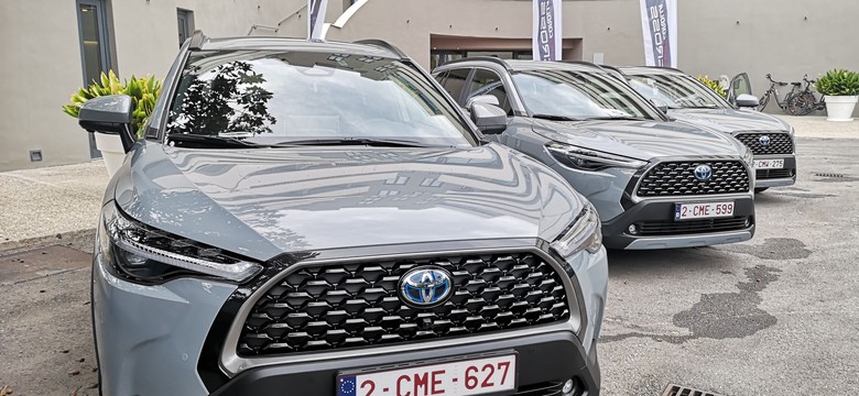 Toyota Corolla Cross z hybrydą 1.8 już w Polsce. Nie tylko cena robi wielką różnicę