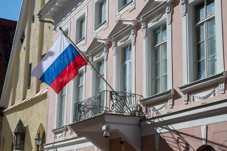 Rosyjska flaga zatknięta na budynku ambasady Rosji w Tallinie