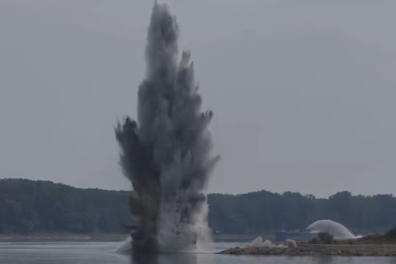 (VIDEO) Gomila VOJSKE NA DUNAVU, pucaju jake detonacije, aktivirano 180 KG EKSPLOZIVA! Kruži dramatičan snimak, sve je odeletelo u vazduh, diže se CRNI DIM