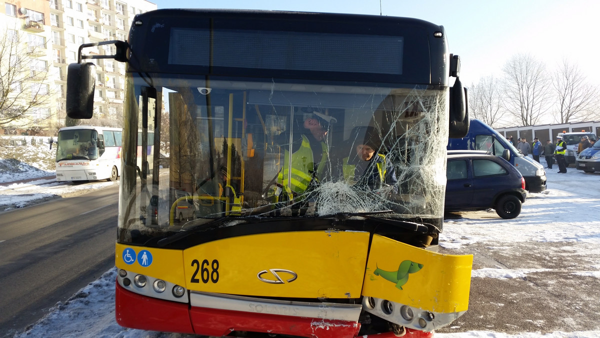 Do śmiertelnego wypadku doszło dziś rano w Kielcach. Na jednym z osiedli autobus komunikacji miejskiej najpierw skosił dwie latarnie, a później staranował aż 13 aut. Kierowca autobusu zmarł w szpitalu.