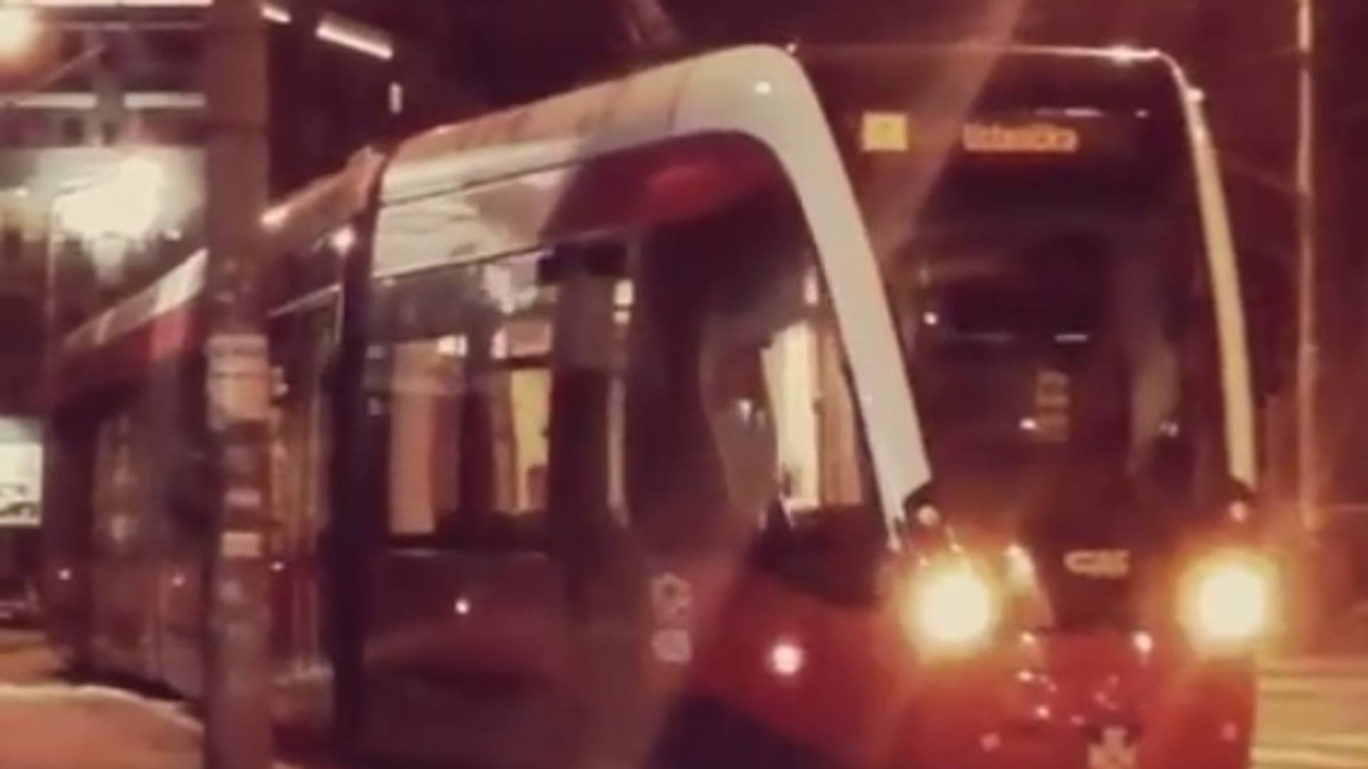 Tramvaj u centru Beograda krenuo u rikverc, a od vozača ni traga ni glasa