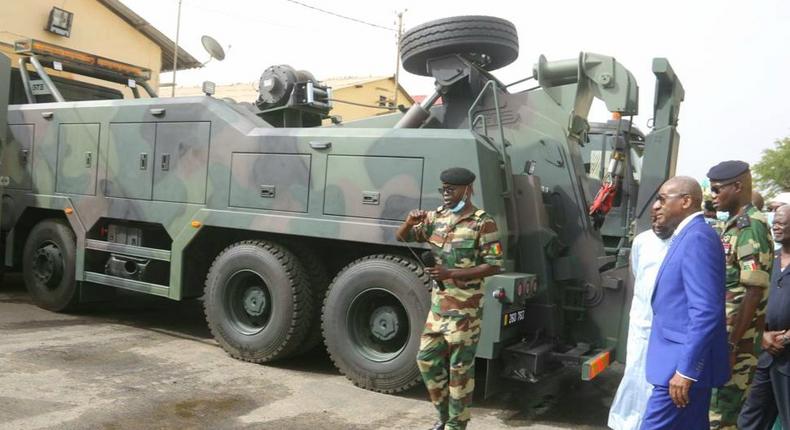 Le colonel Diadié Diop présentant les équipements au ministre des forces Armées, Me sidiki Kaba